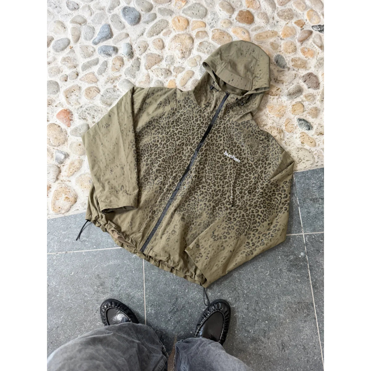 Buchan Water Reactive Cheetah Rain Jacket Grün – nass, mit sichtbarem Gepardenmuster