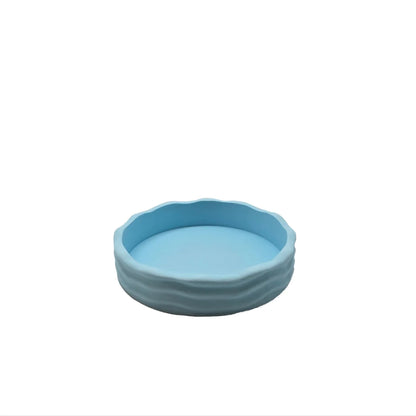 Hellblaue keramische Futternapf mit welligem Rand aus dem Wave Schalen-Set Pastell
