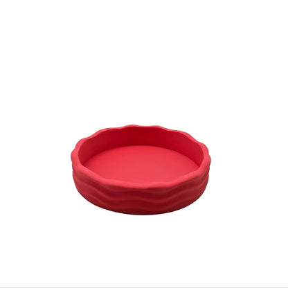 Runde rote Silikonbackform mit welligem Rand im Wave Schalen-Set Pastell