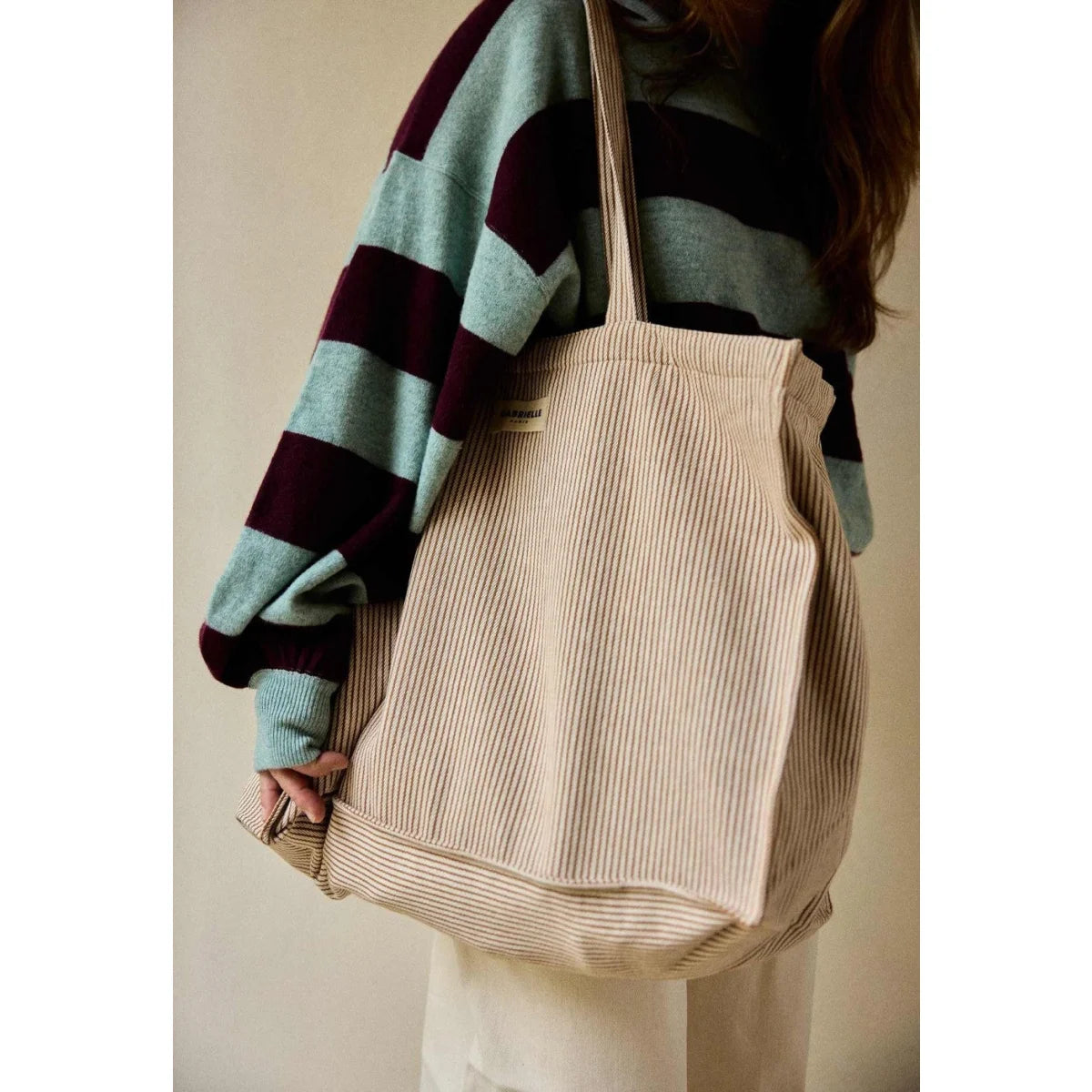 Week-End Bag Argile Stripes: beige Cord-Tasche mit vertikaler Rippstruktur und passenden Griffen