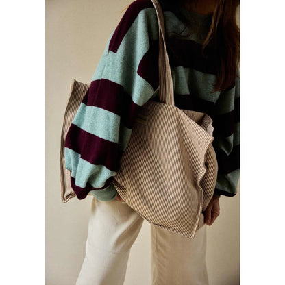 Beiger week-end bag argile stripes aus kord mit vertikaler rippenstruktur und passenden henkel ideal für ökologische