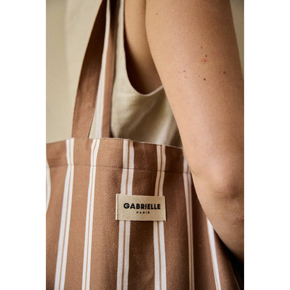 Braun weiß gestreifte canvas week-end bag mit beigefarbenem gabrielle paris label ideal für ökologische