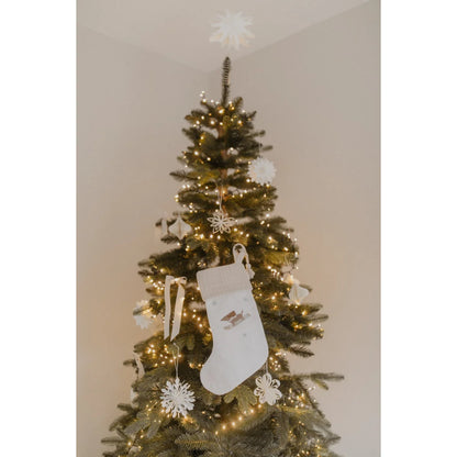 Weihnachtsstrumpf Hund mit geschmücktem Tannenbaum, Lichter, Schneeflocken und Socke