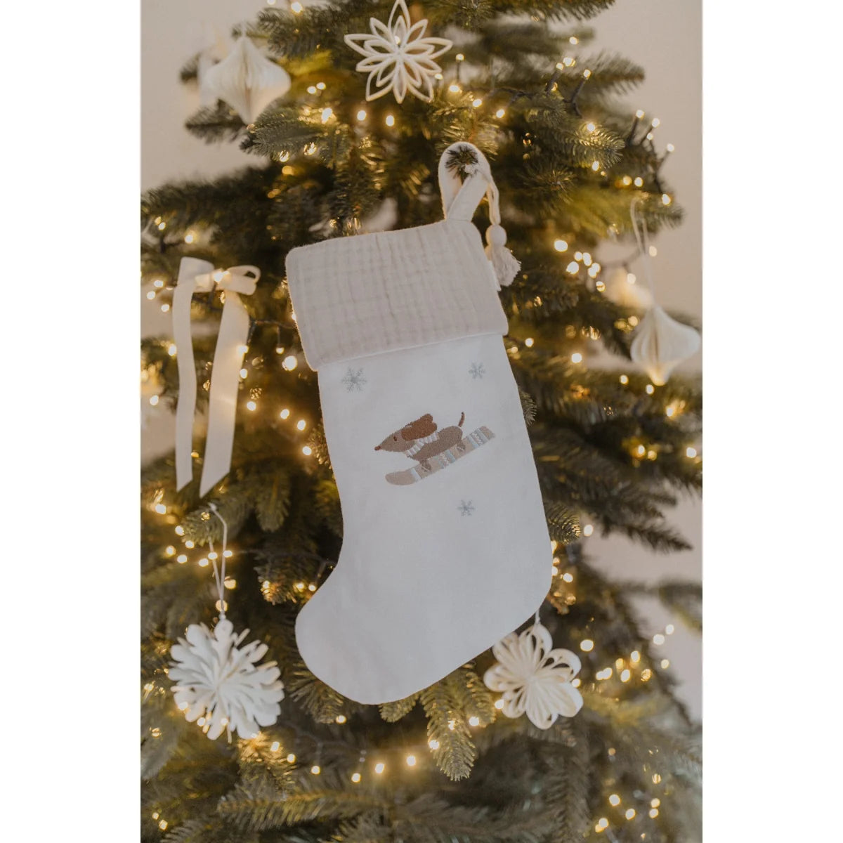 Weihnachtsstrumpf mit gestricktem Rand und eingesticktem Dackel auf Skiern