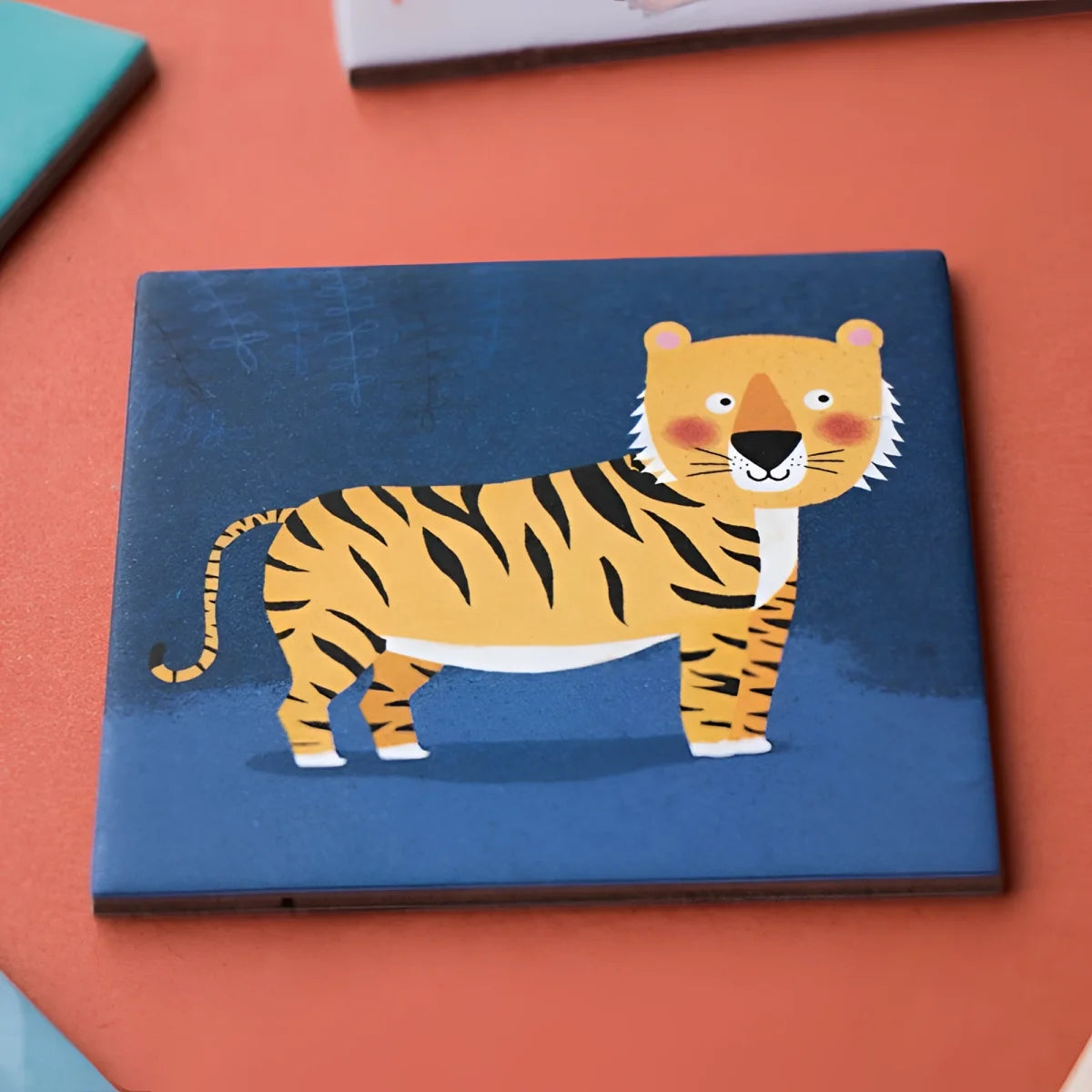 Charmantes orange-schwarz gestreiftes Tiger-Illustration auf quadratischem navyblauem Untersetzer aus Wild Animals Memory
