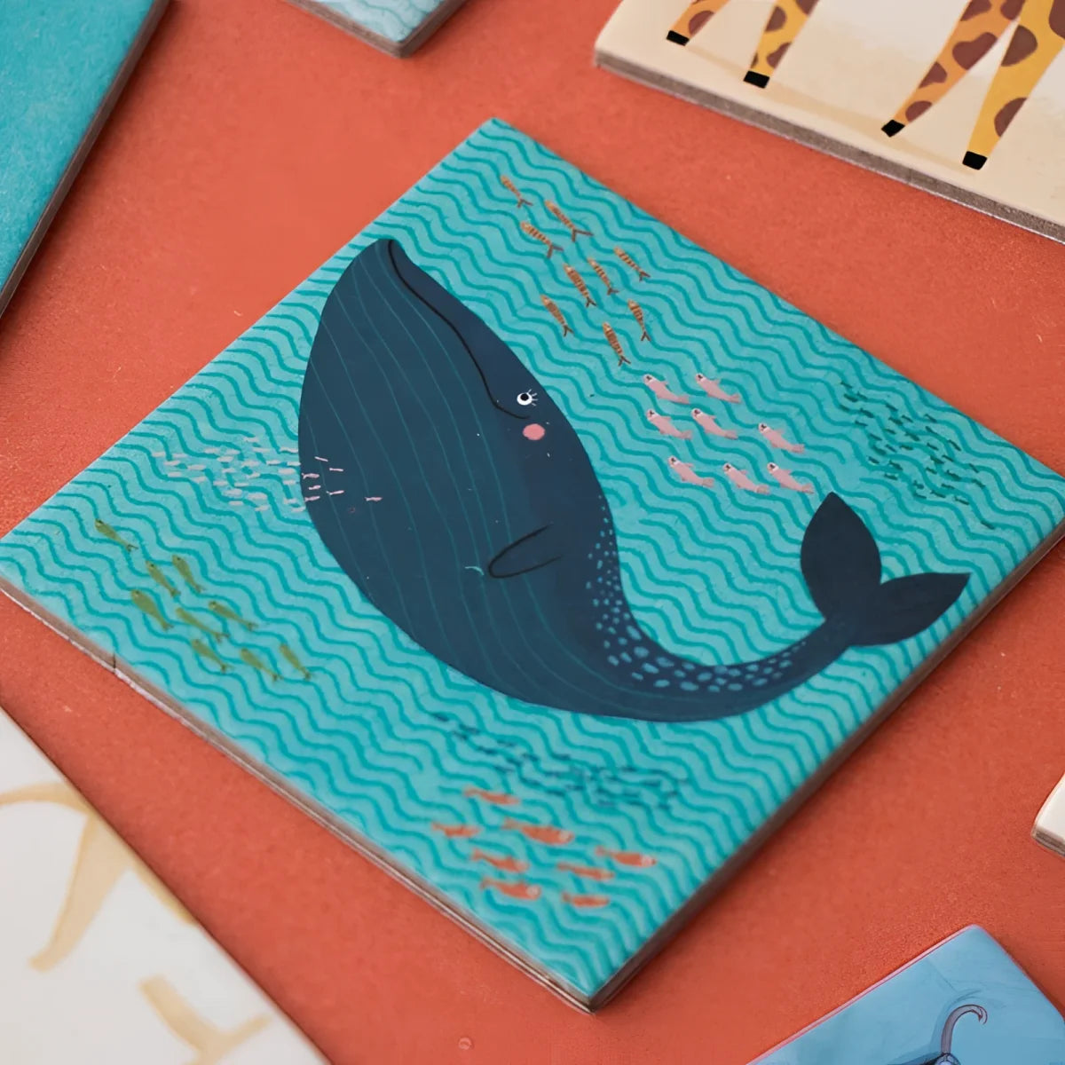 Niedliches blaues Wal-Coaster aus Keramik mit Wild Animals Memory