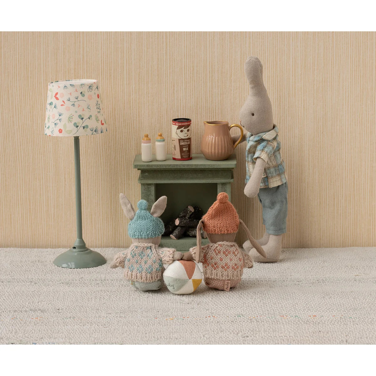 Grauer Winterhase Micro Braun-Rosa Plüschhase mit Jeans, weißem Shirt und Becher