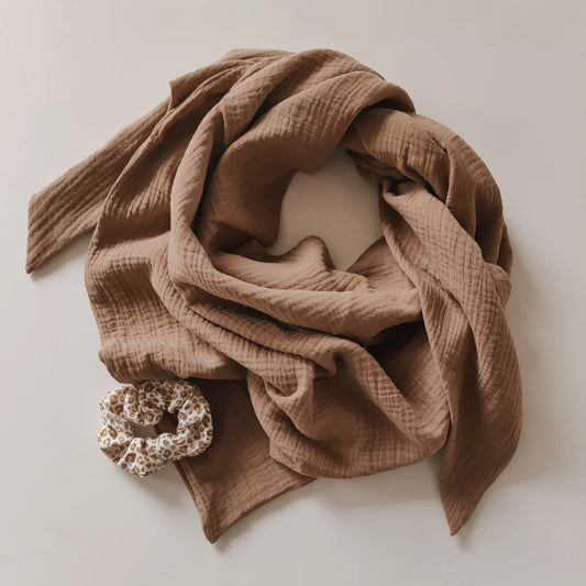 Beige Musselin Halstuch mit floralem Brosche, elegant in Kreisform arrangiert