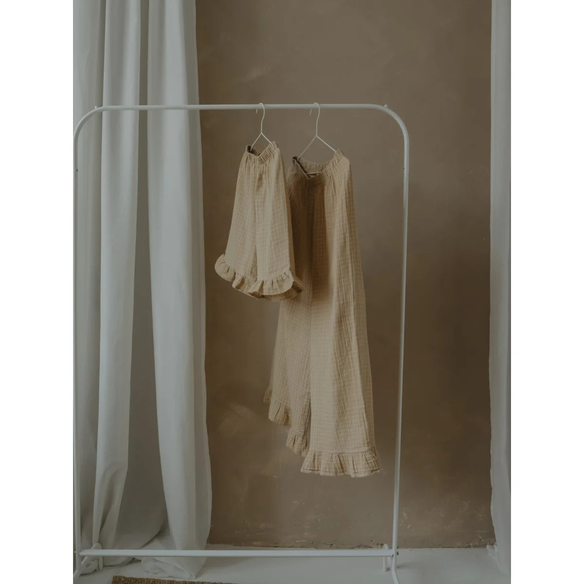 Beige Rüschen-Nachtwäsche an einem Regal, passend zum Damen Gitter-Karo Frill-Hosen