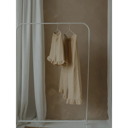 Beige Rüschen-Nachtwäsche an einem Regal, passend zum Damen Gitter-Karo Frill-Hosen
