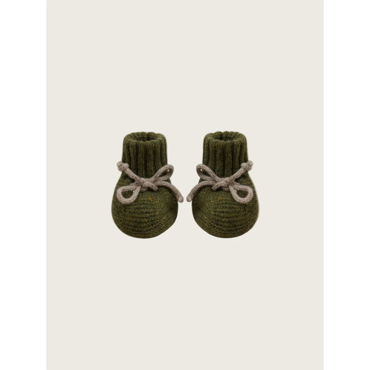 Olive grüne gestrickte Babybooties mit hellbraunen Schnürsenkeln aus Wool Booties Forest