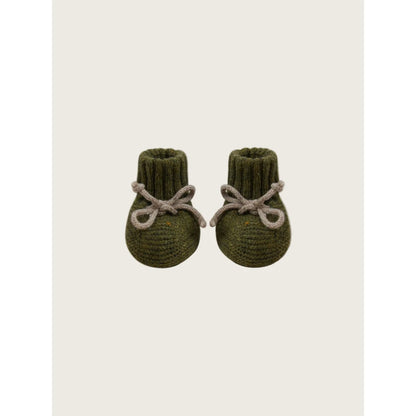 Olive grüne gestrickte Babybooties mit hellbraunen Schnürsenkeln aus Wool Booties Forest
