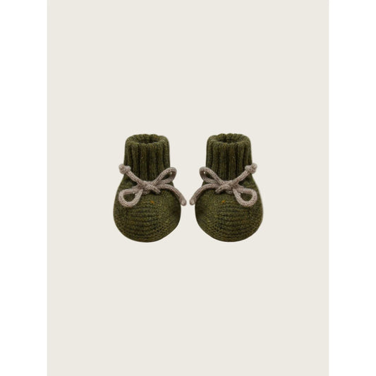 Olive grüne gestrickte Babybooties mit hellbraunen Schnürsenkeln aus Wool Booties Forest