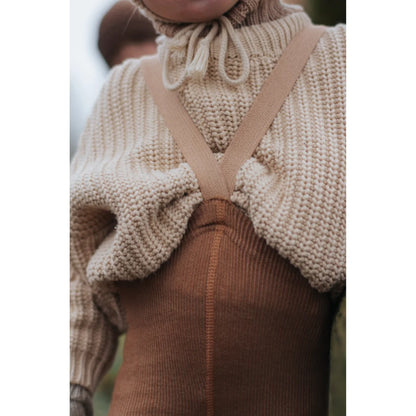 Cremefarbenes Strickshrug über braunem Top mit hohem Kragen in Cappuccino Braun
