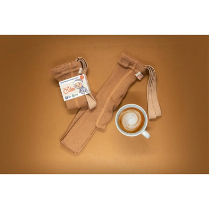 Beige Strumpfhosen mit Träger neben einer Tasse Cappuccino in Cappuccino Braun
