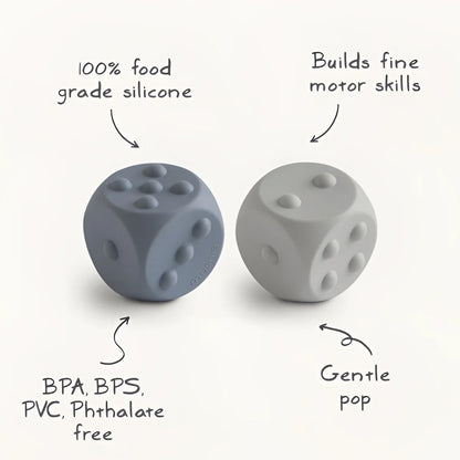 Zwei Silikonwürfel im Würfel Plop-it Spielzeug Cambridge Blue und Shifting Sand
