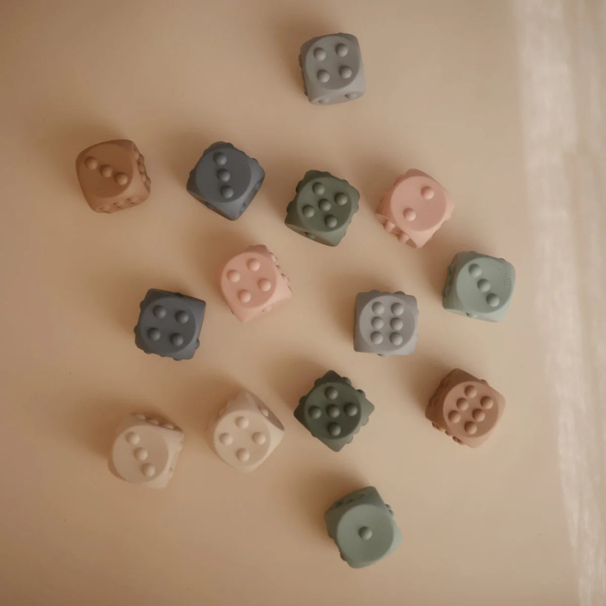 Bunte Würfel Sammlung für das Würfel Plop-it Spielzeug in Cambridge Blue und Shifting Sand