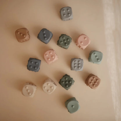 Bunte Würfel Sammlung für das Würfel Plop-it Spielzeug in Cambridge Blue und Shifting Sand