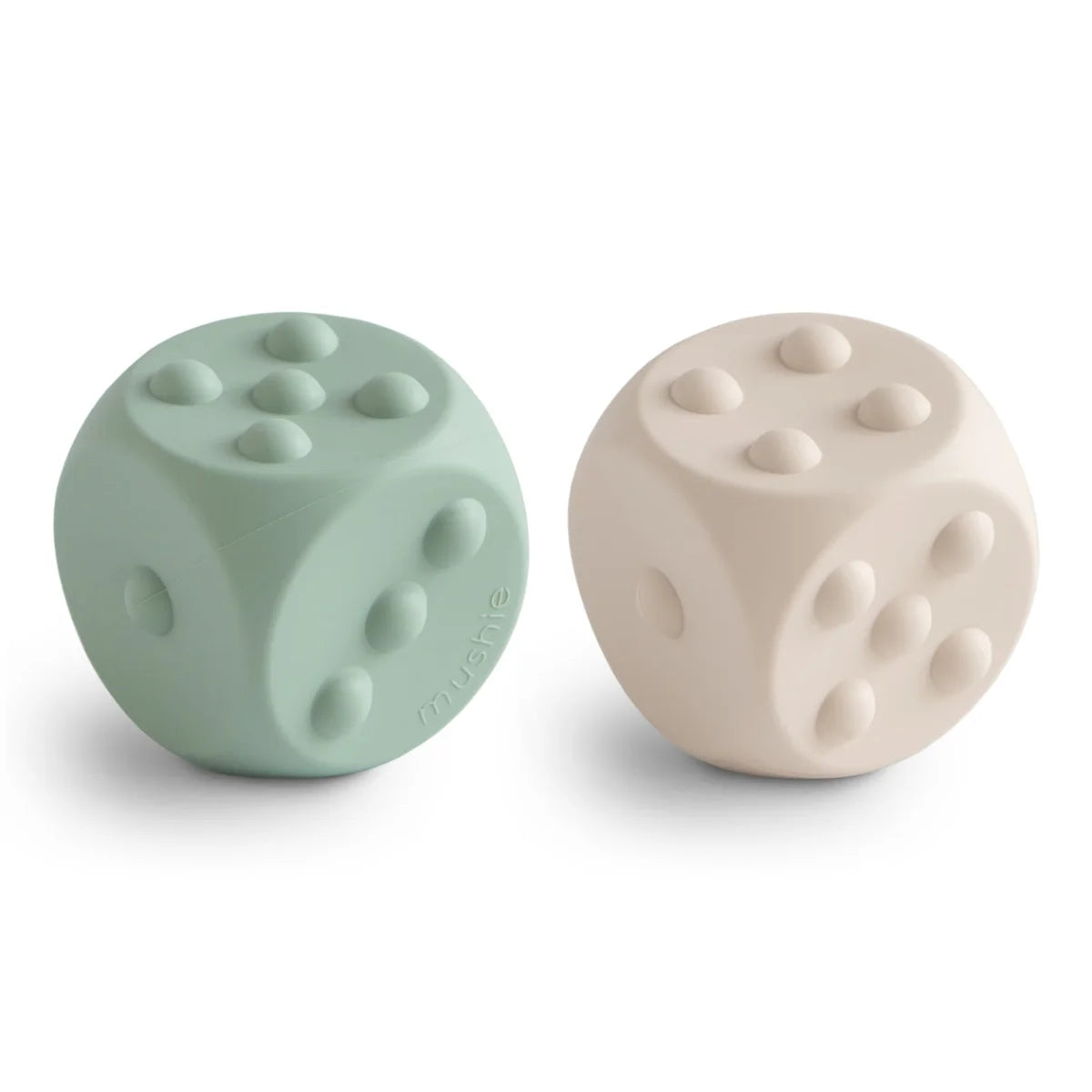 Zwei rundliche, pastellfarbene Würfel aus dem Würfel Plop-it Spielzeug, Cambridge Blue und Shifting Sand