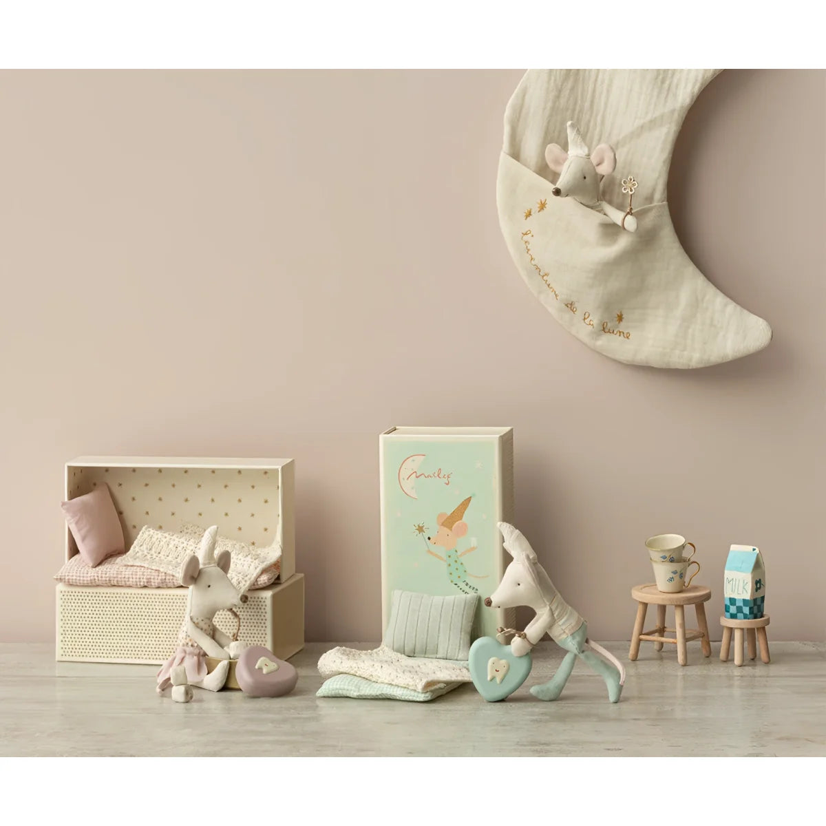Crescent moon-shaped cushion with a stuffed animal, Zahnfeenmaus, Kleine Schwester