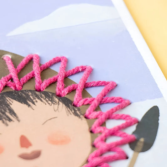 Vibrante pink Garnkrone mit Zickzackmuster auf Cartoon-Figur, Zig Zag