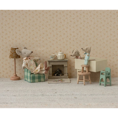 Miniaturenszene einer Mäusefamilie in der Zwillinge Babymäuse Streichholzschachtel